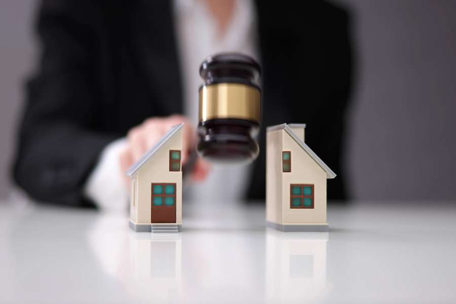 ¿Quién paga el seguro del hogar en un divorcio?